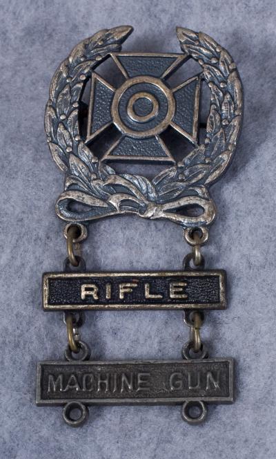 WWII Army Expert Badge Rifle Machine Gun