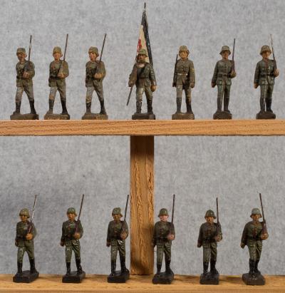 German Marching Soldiers & Flag Bearer Set Lionel 